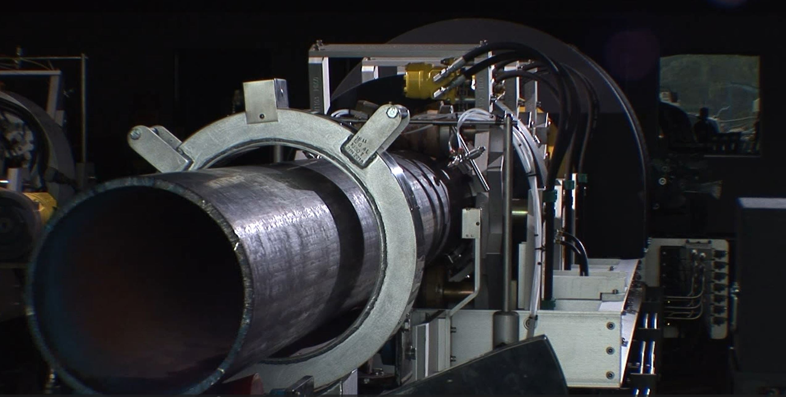 Magnetic Flux Leakage equipment and system, designed for large OCTG pipe testing as shown, typical of API standards. 